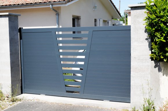 Fabrication et pose de portail en aluminium par entreprise de menuiserie à Elne 