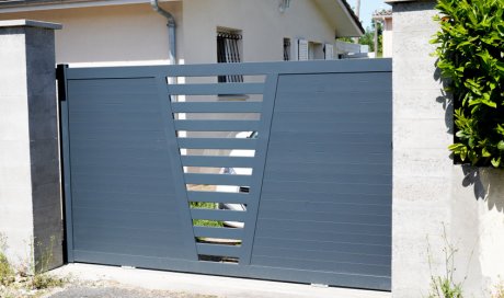 Fabrication et pose de portail en aluminium par entreprise de menuiserie à Elne 