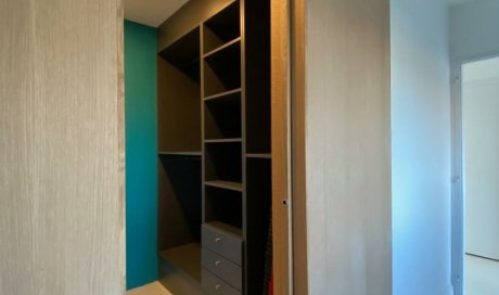 Fabrication, pose et installation de dressing en bois sur mesure dans appartements et maisons individuelles à Palau-del-vidre
